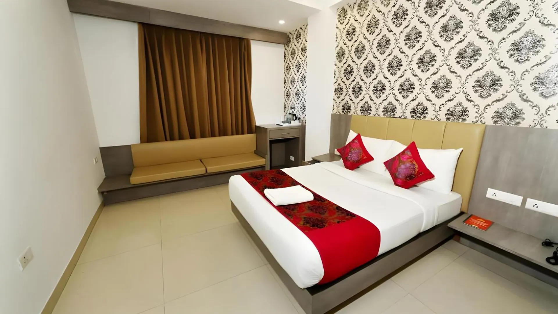 Hotel Almaty International With Free Airport Transffer New Delhi 4*,  India